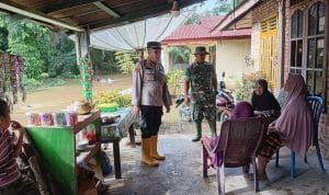 Kapolsek Sei Kanan dan Danramil 12/LP Pantau Situasi Banjir di Kecamatan Sungai Kanan, Berikan Bantuan Kepada Warga IMG 20241013 WA0080