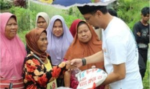 Paslon Bupati Nomor Urut 1 Fery-Syadian Membagikan Sembako yang Terdampak Banjir di Kabupaten Labuhanbatu Selatan IMG 20241013 WA0140