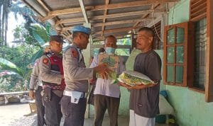 Kapolres Labuhanbatu Selatan AKBP Arfin Fachreza Salurkan Bantuan Paket Sembako Kepada Warga Kurang Mampu IMG 20241023 WA0142