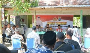 Kapolres Labuhanbatu Selatan AKBP Arfin Fachreza Gelar Kegiatan Jumat Curhat di Desa Aek Goti IMG 20241101 WA0202