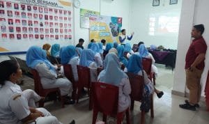 Instruktur Safety Riding Main Dealer PT.Indako Trading Coy, Sofyan Hazri didampingi Reza saat menyampaikan sosialisasi di UPTD Puskesmas Aek Kota Batu IMG 20241114 WA0006