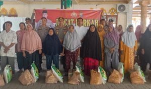 Kapolres Labusel AKBP Arfin Fachreza Salurkan Bansos dalam Program Jumat Berkah di Dusun Kandang Motor IMG 20241115 WA0153