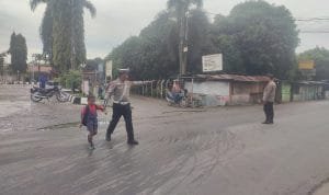 Pengaturan Lalu Lintas di Jalinsum Cikampak, Polsek Torgamba Fokus pada Keselamatan Pengguna Jalan IMG 20241209 WA0021