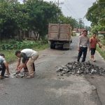 Lancarkan Arus Lalulintas, Personel Polsek Kualuh Hulu Timbun Jalan Berlubang