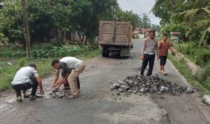 Lancarkan Arus Lalulintas, Personel Polsek Kualuh Hulu Timbun Jalan Berlubang