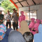 Kapolres Labusel Beserta Jajaran Berikan Bansos Kepada Korban Kebakaran Di Labuhan Baru
