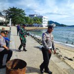 Personil Pos Pam Berikan Himbauan Pengunjung Objek Wisata Agar Tidak Berenang Ketengah Laut