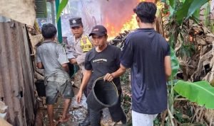 2 Rumah dan 1 Gudang Penyimpanan Botot Hangus Terbakar IMG 20250206 223005
