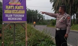 Personel Satlantas Polres Labusel Pasang Spanduk Operasi Keselamatan Toba 2025 IMG 20250211 161009