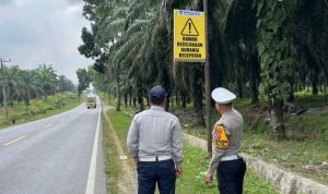 Satlantas Polres Labusel Gencarkan Operasi Keselamatan Toba 2025, Pasang Spanduk dan Rambu di Jalinsum IMG 20250219 154123