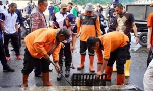 Aksi Normalisasi Drainase di Kawasan Pasar Pusat Padang Panjang Sumatera Barat IMG 20250313 WA0004