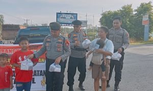 Sat Samapta Polres Labusel Bagikan Takjil Gratis di Depan Mapolres Labusel IMG 20250326 WA0003