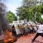 Polres Langkat Tetap Siaga Saat Unjuk Rasa Buruh Saling Dorong dan Lempar Batu