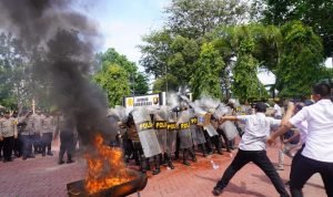 Polres Langkat Tetap Siaga Saat Unjuk Rasa Buruh Saling Dorong dan Lempar Batu IMG 20250501 WA0004