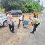 Respon Cepat, Polres Labusel Tambal Jalan Berlubang di Langga Payung Demi Keselamatan Warga