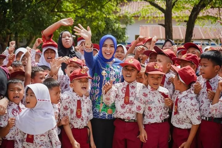 Bupati Labuhanbatu Ajak Orang Tua Antar Anak Pada Hari Pertama Sekolah 1 FB IMG 1752197727420