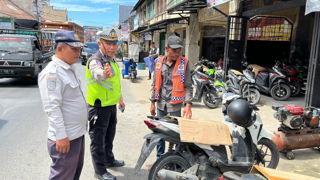 Satlantas Polres Labuhanbatu Selatan beserta Dishub Labusel Tertibkan Parkir di Pusat Pertokoan Kotapinang Dalam Rangka Ops Patuh Toba 2025 1 Polres Labuhanbatu selatan