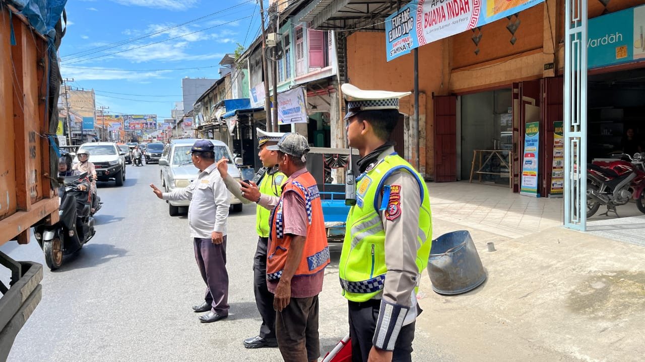 Satlantas Polres Labuhanbatu Selatan beserta Dishub Labusel Tertibkan Parkir di Pusat Pertokoan Kotapinang Dalam Rangka Ops Patuh Toba 2025 2 Polres Labuhanbatu selatan