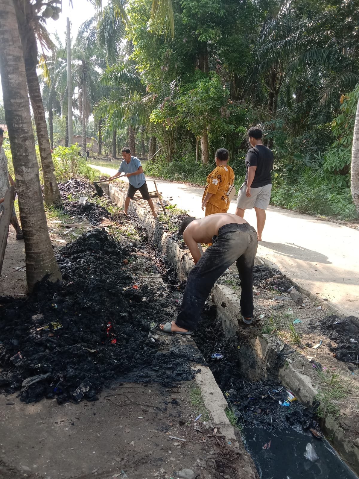 Kembali Gotong Royong Bersama Warga, Kepling Kampung Sawah III Terus Galakkan Peduli Kebersihan Lingkungan 1 IMG 20250727 WA0012