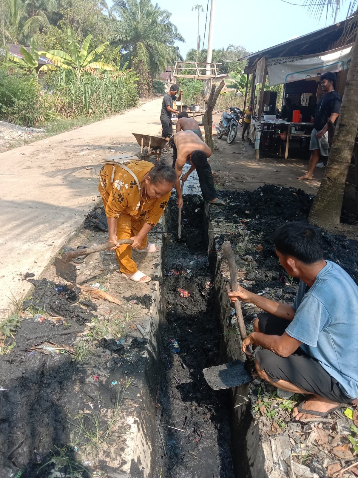 Kembali Gotong Royong Bersama Warga, Kepling Kampung Sawah III Terus Galakkan Peduli Kebersihan Lingkungan 2 Gotong Royong