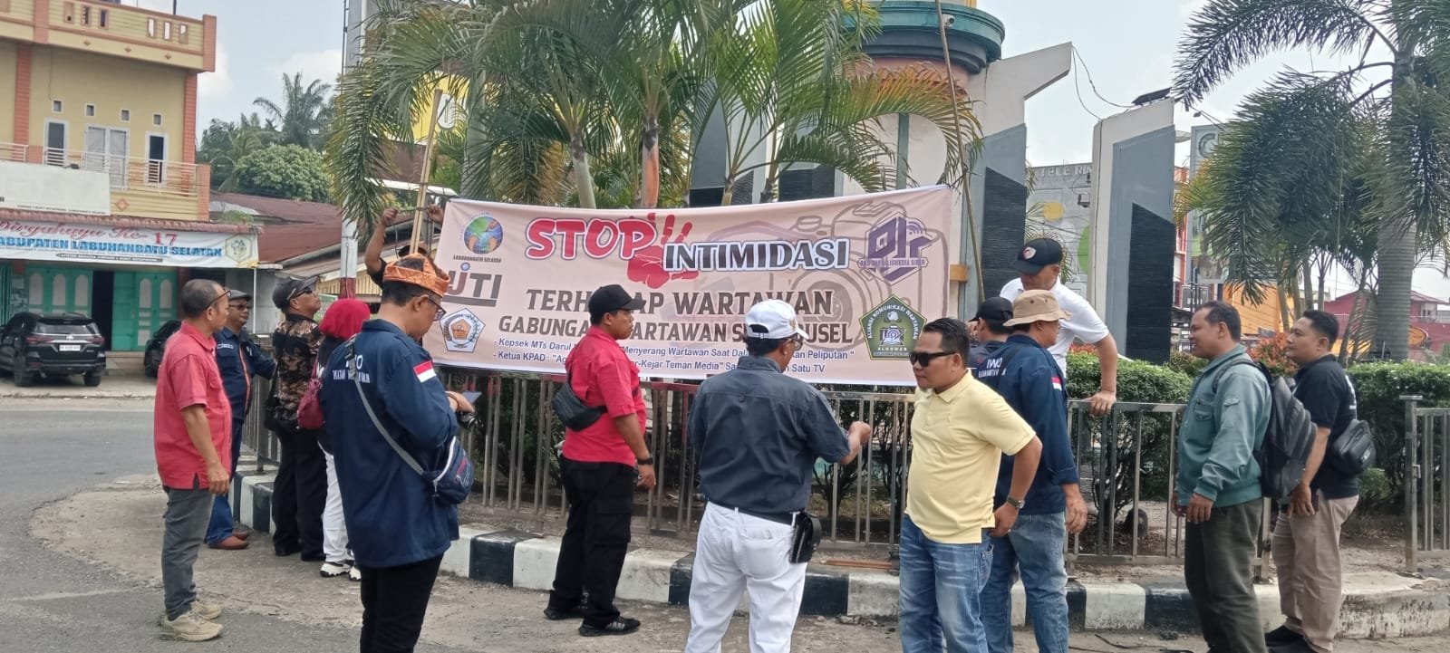 Puluhan Wartawan Labuhanbatu Selatan Aksi Solidaritas Pemasangan Spanduk Di Berbagai Tempat 1 Wartawan