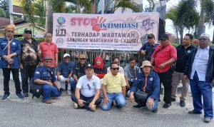 Puluhan Wartawan Labuhanbatu Selatan Aksi Solidaritas Pemasangan Spanduk Di Berbagai Tempat IMG 20250729 WA0005