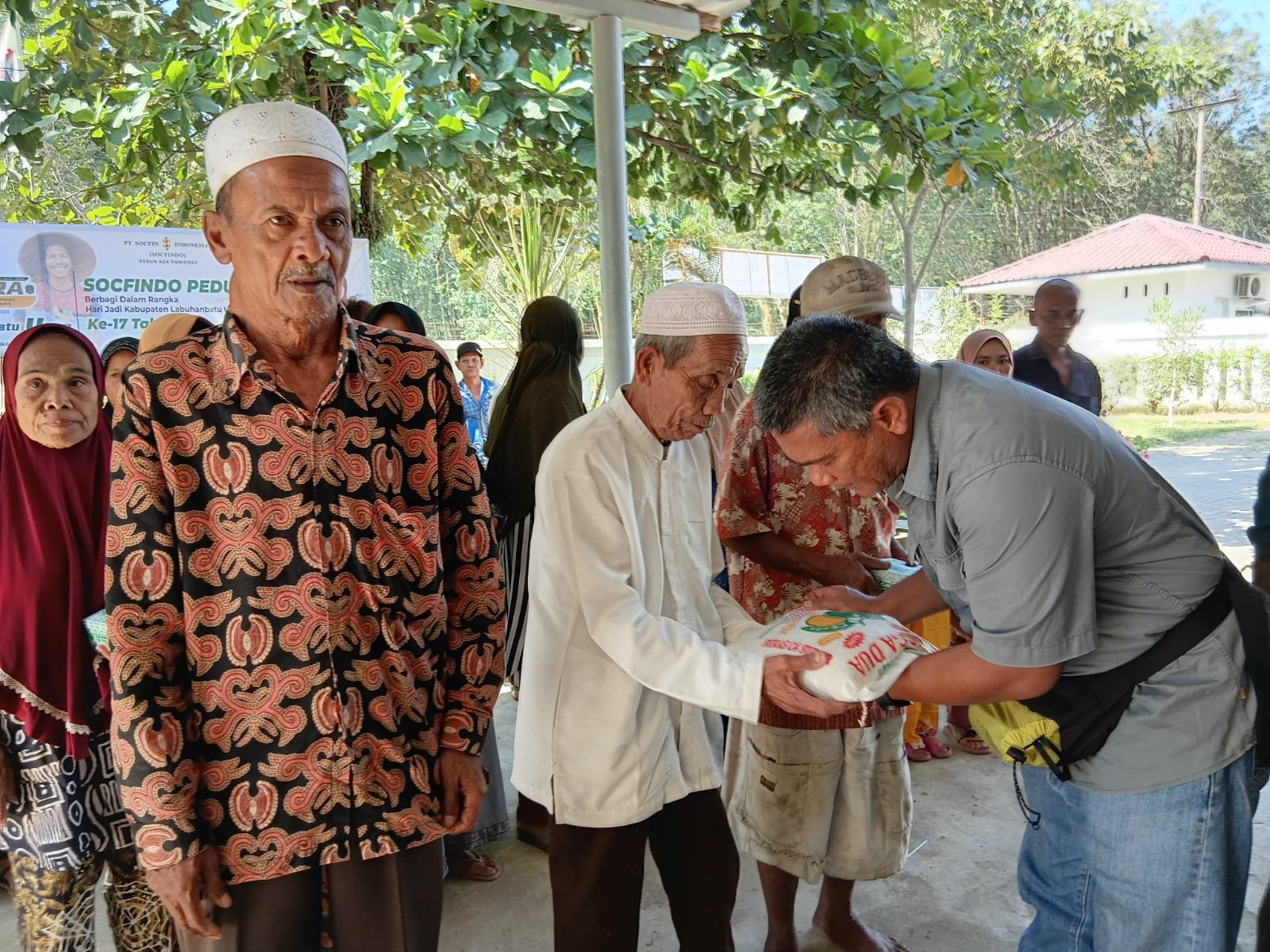 Cara PT Socfindo Meriahkan HUT ke-17 Labura, Kunjungi Puluhan Pasien di RS dan Santuni Warga Desa 1 WhatsApp Image 2025 07 19 at 21.07.44