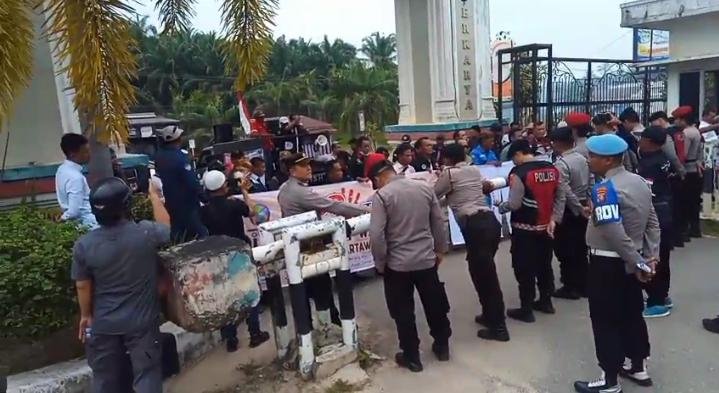 Forum Wartawan Bersatu Gelar Aksi Dengan 5 Poin Tuntutan Di Tujukan Ke Sekolah Darul Muhsinin 2 Wartawan