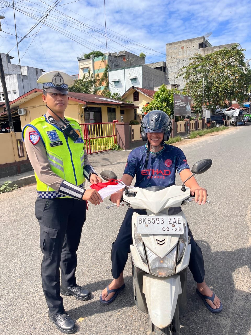 Personel Polres Labuhanbatu Selatan Bagikan Bendera Merah Putih Sambut Hari Kemerdekaan 1 Polres