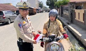 Personel Polres Labuhanbatu Selatan Bagikan Bendera Merah Putih Sambut Hari Kemerdekaan IMG 20250805 WA0055