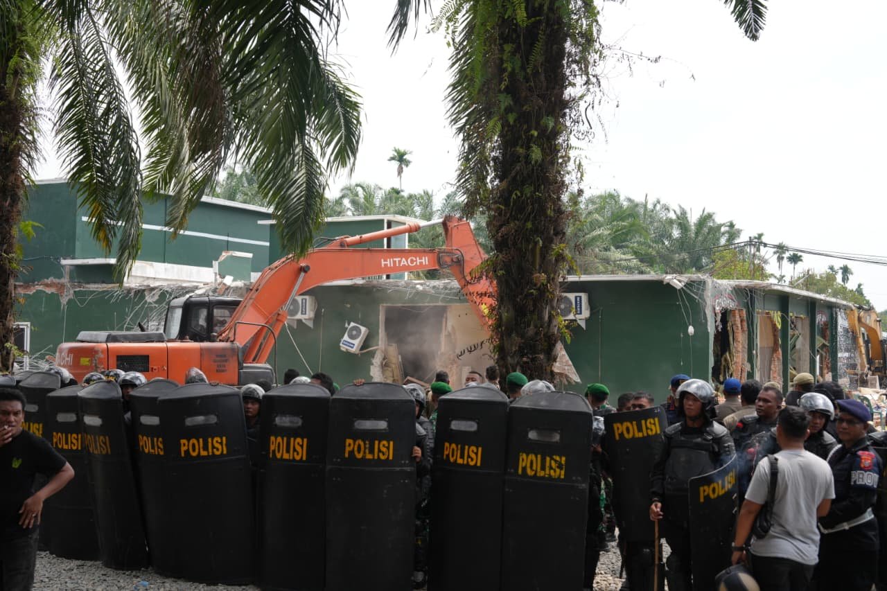 Tim gabungan Polda Sumut, Kodam I/BB dan Pemprov Sumut Rubuhkan THM Marcopolo 1 Polda Sumut