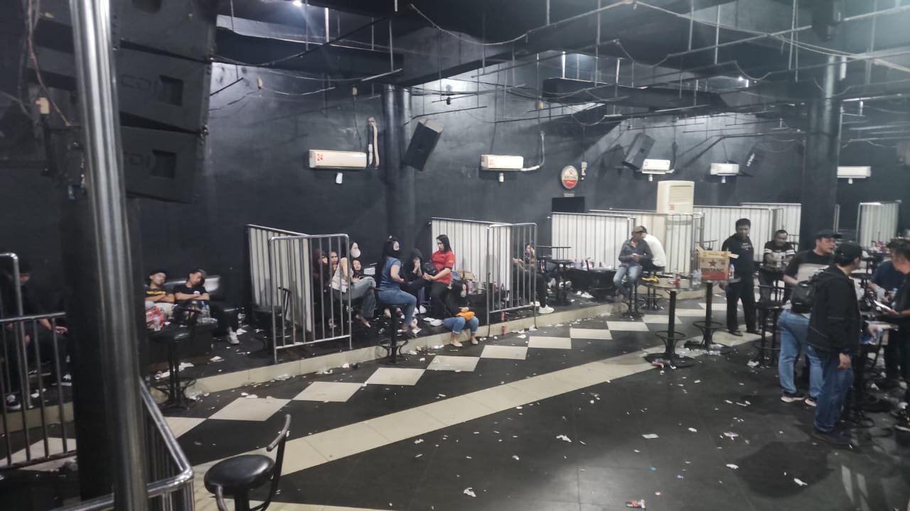 Ditnarkoba Polda Sumut Amankan 27 Orang Positif Narkoba Dalam Penggerebekan Cafe Dukuh Indah 1 Polda Sumut
