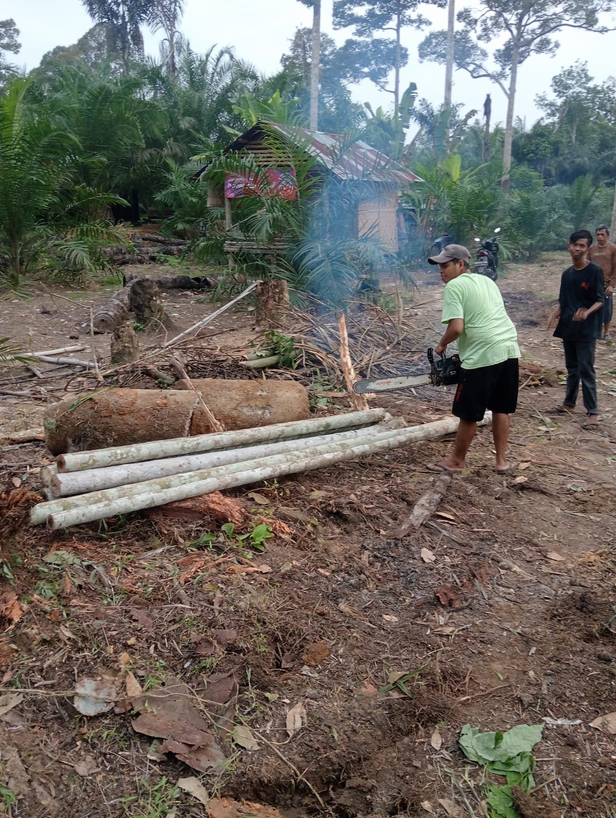 BP Ikanas Labuhanbatu Ajak Generasi Muda Kampung Sawah III Jauhi Narkoba Lewat Bantuan Bola Kaki dan Bola Voli 2 Ikanas