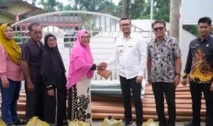 Bupati Labuhanbatu Selatan Serahkan Bantuan untuk Korban Angin Puting Beliung di Desa Sabungan Bupati Labuhanbatu Selatan