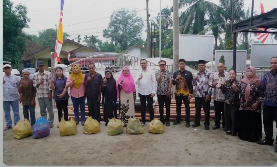 Bupati Labuhanbatu Selatan Serahkan Bantuan untuk Korban Angin Puting Beliung di Desa Sabungan 1 Bupati Labuhanbatu Selatan