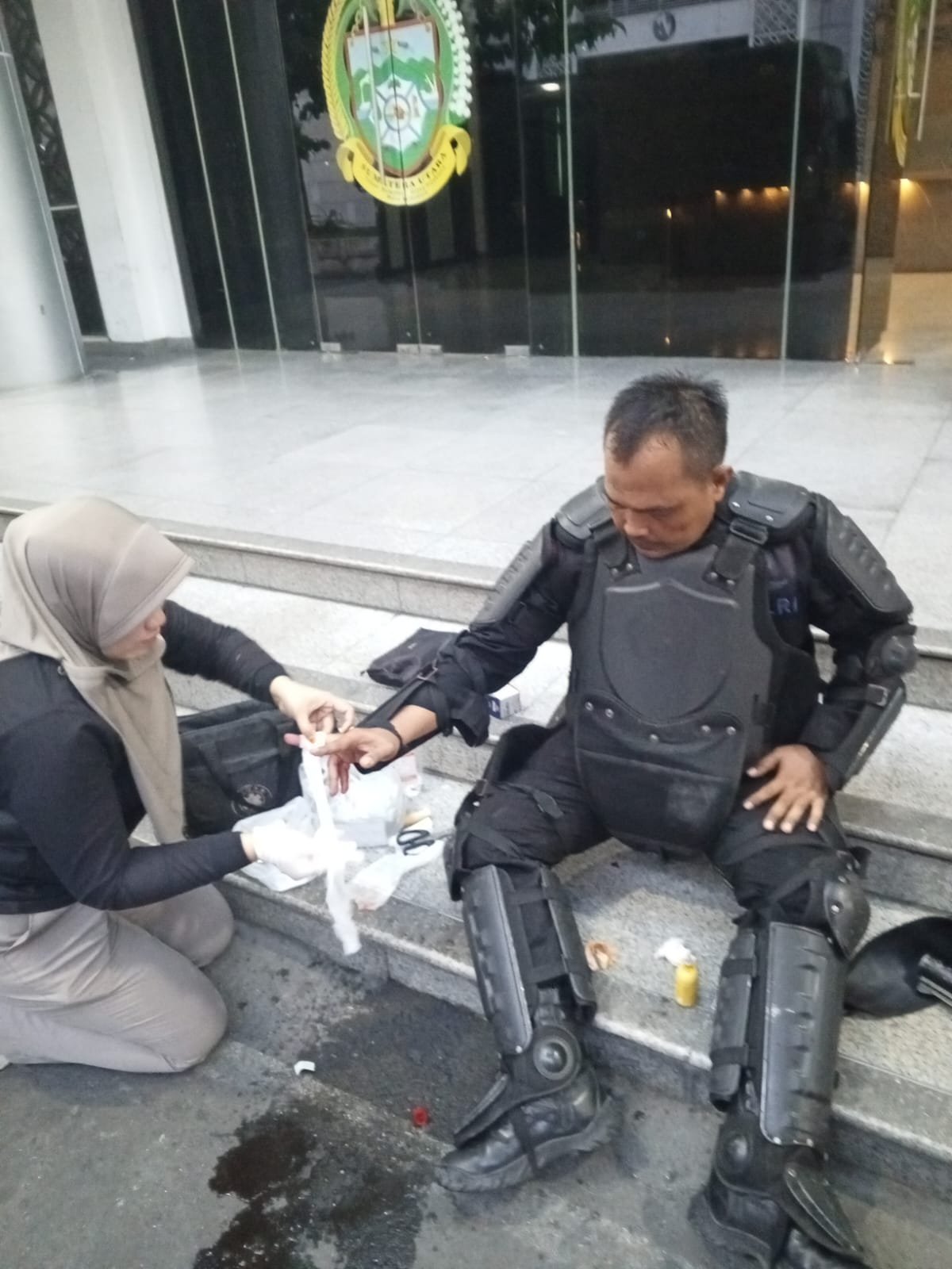 Aksi Unjuk Rasa Di DPRD Sumut, Sejumlah Personel Polisi Alami Luka Saat Pengamanan 2 DPRD