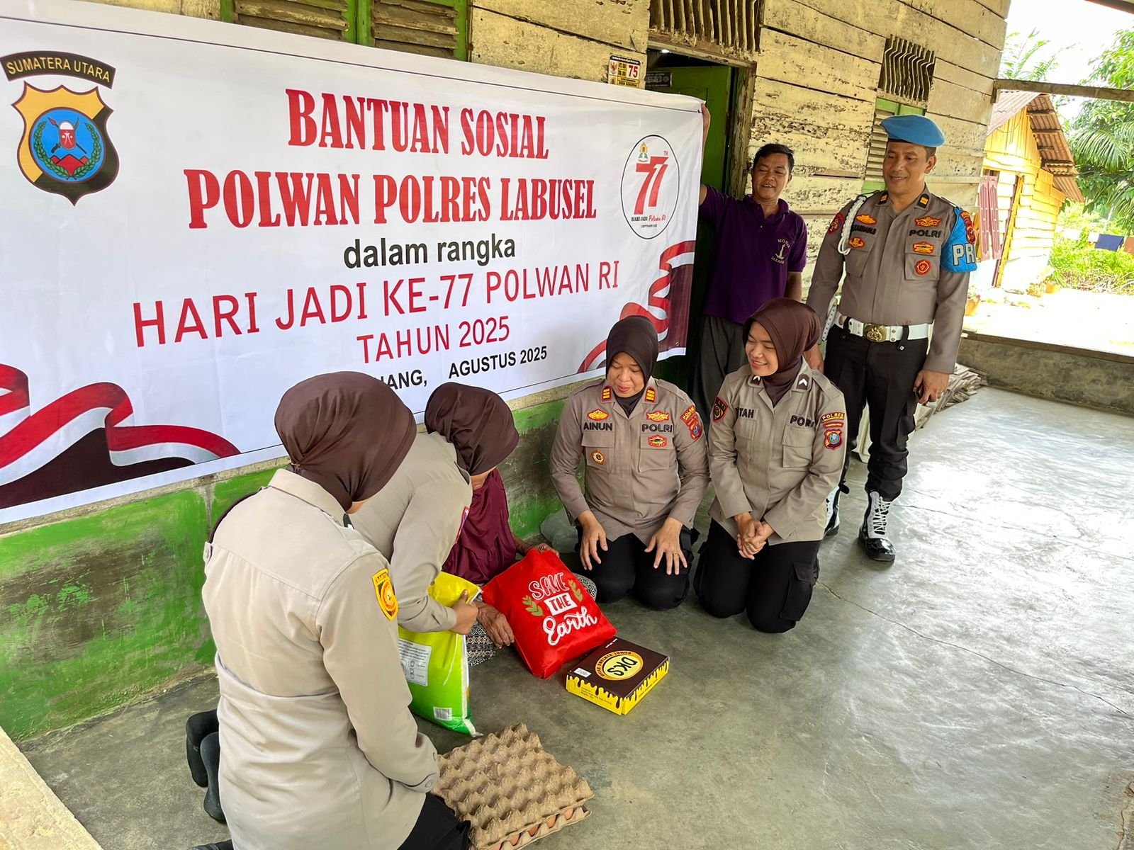 Polwan Polres Labusel Gelar Baksos Sambut Hari Jadi ke-77, Kapolres: Wujud Kepedulian Polwan Polri untuk Masyarakat 2 Polwan