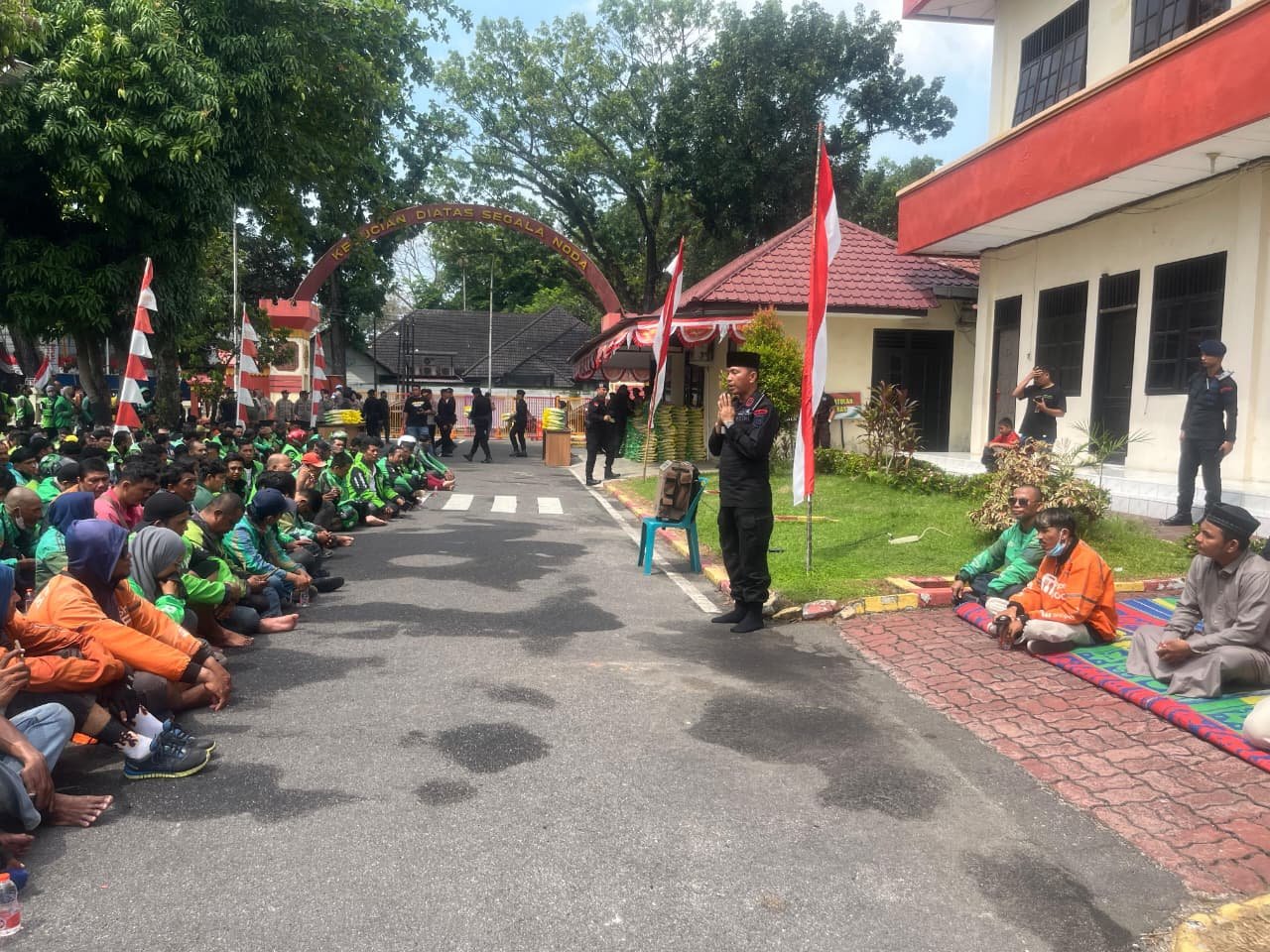 Kebersamaan Brimob dan Ojol di Sumut: Satukan Hati, Tebar Kepedulian 1 Brimob