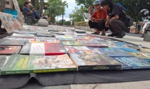 Di Tengah Gadget dan Hiruk Pikuk Kota, Cuk Pecel Kenalkan Buku ke Masyarakat Gadget