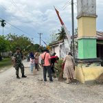Babinsa Koramil 05/BD Gotong Royong Bersama Warga