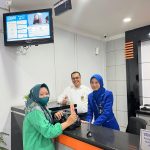 Hari Pelanggan Nasional 2025, BRI BO Kotapinang Berikan Coklat kepada Nasabah