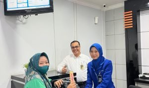 Hari Pelanggan Nasional 2025, BRI BO Kotapinang Berikan Coklat kepada Nasabah BRI