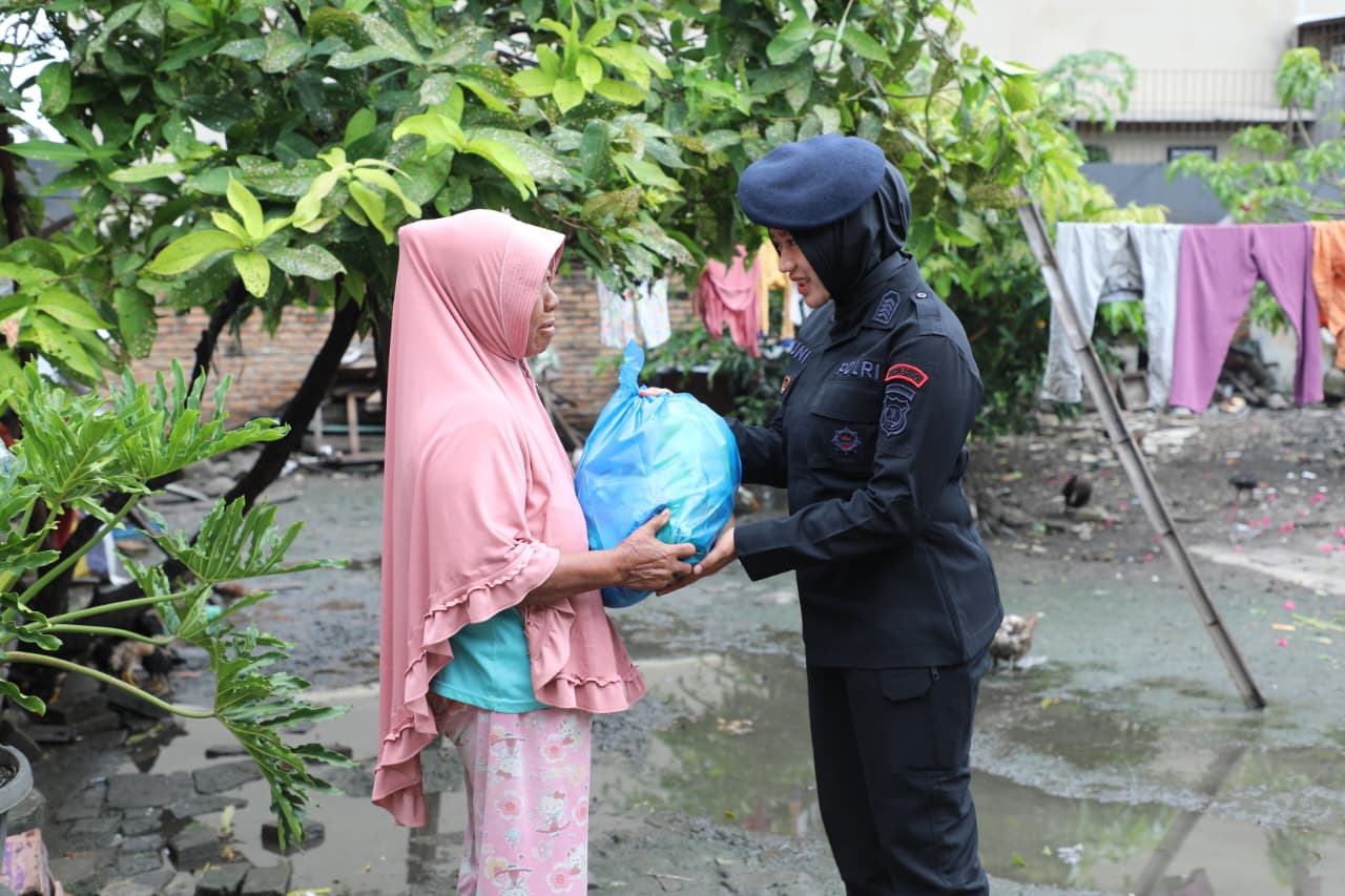 Satuan Brimob Polda Sumut Hadirkan Senyum Warga Lewat Sembako Jumat Berkah 1 Brimob Polda Sumut