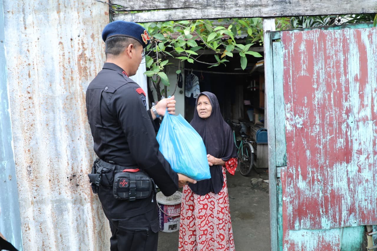 Satuan Brimob Polda Sumut Hadirkan Senyum Warga Lewat Sembako Jumat Berkah 2 Brimob Polda Sumut
