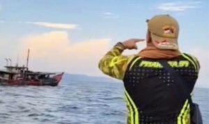 Saat Memancing Wakil Bupati Tapteng OTT Satu Unit Kapal Pukat Trawl Yang Sedang Beroperasi di wilayah Perairan Mursala