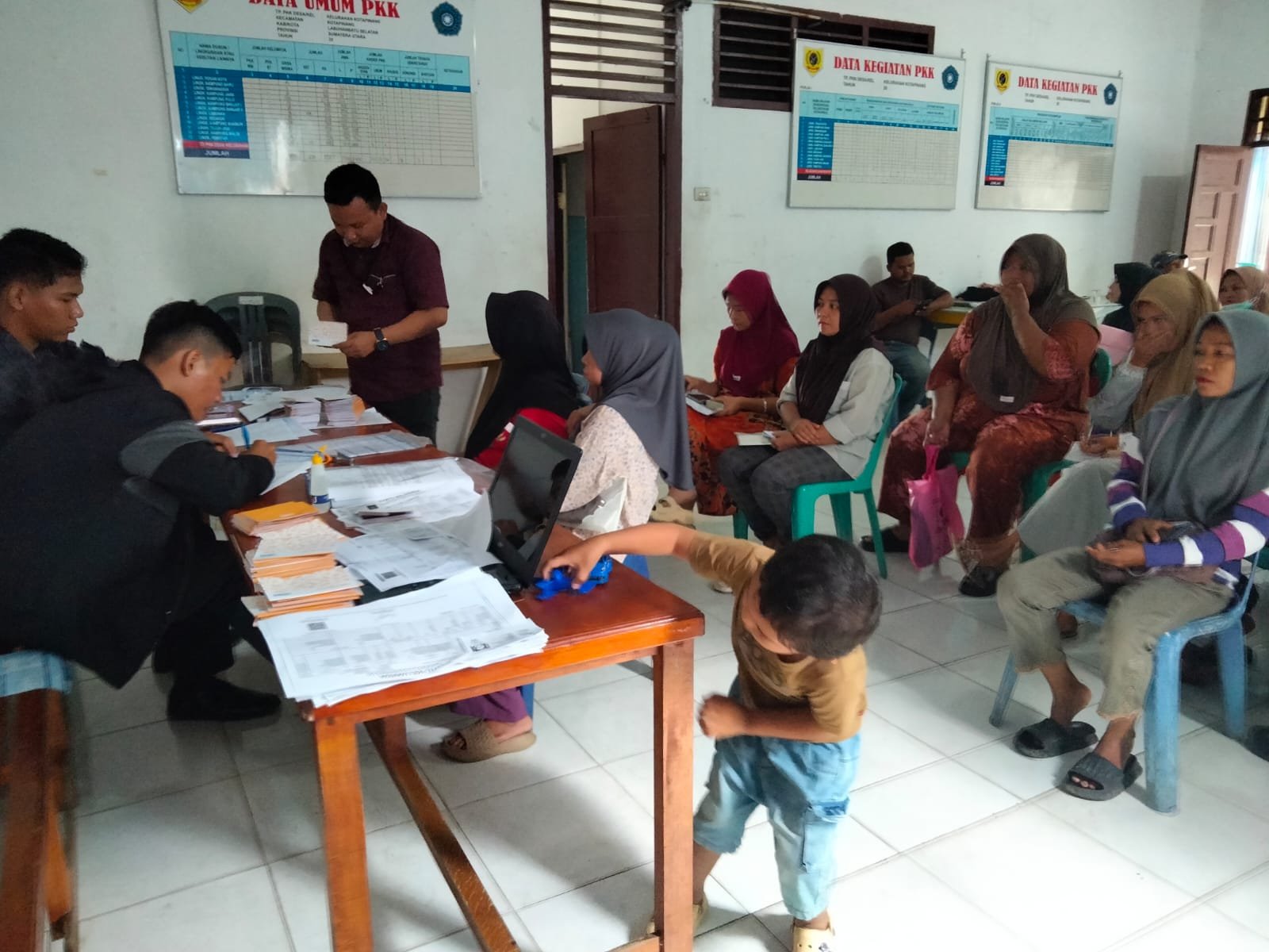 BRI BO Kotapinang Bagi Kartu dan Buku Tabungan Penerima Bantuan 3 BRI