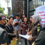Dugaan Korupsi Smart Board dan Meubilair, Demonstran Geruduk Kejati Sumut dan Kantor Gubernur