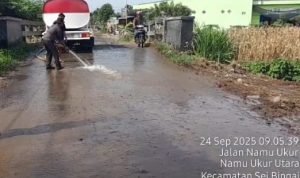 PT Tirta Sogarindo Gemilang Lakukan Penyiraman Jalan Sebagai Wujud Kepedulian Terhadap Masyarakat Penyiraman Jalan