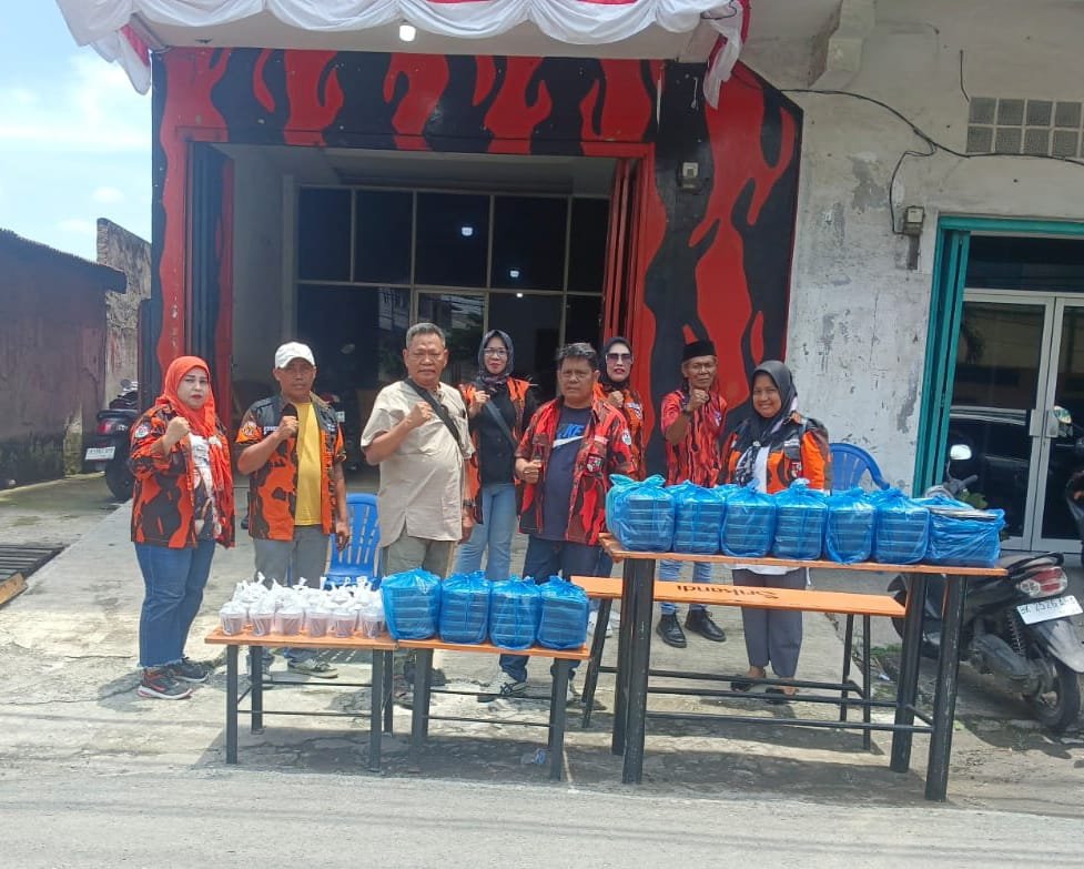 Jumat Barokah, 300 Nasi Kotak di Bagikan Pimpinan Anak Cabang Pemuda Pancasila Kecamatan Medan Area 1 Nasi