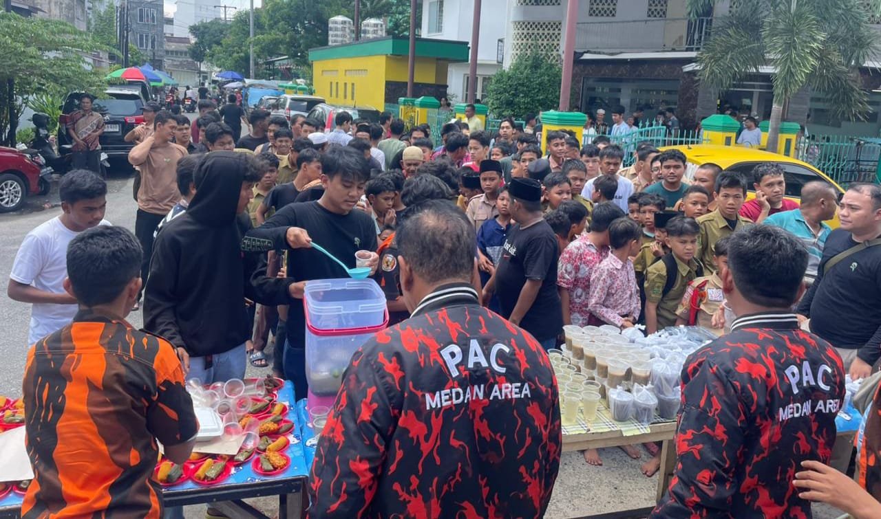 Jumat Barokah, 300 Nasi Kotak di Bagikan Pimpinan Anak Cabang Pemuda Pancasila Kecamatan Medan Area 2 Nasi